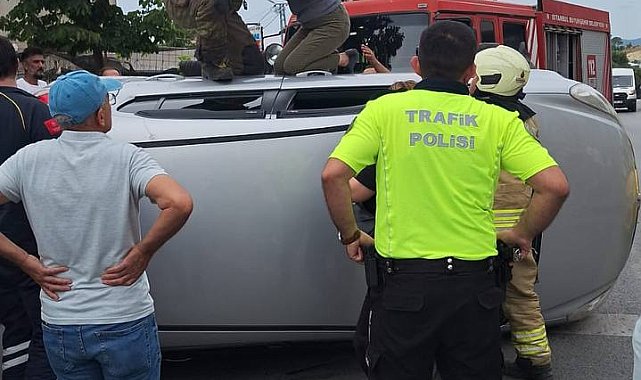 Sultangazi'de orta refüje çarpan otomobil devrildi; kaza kamerada