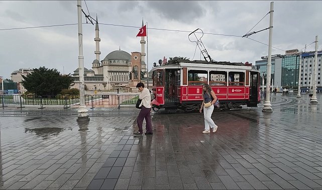 Taksim'de yağış etkili oluyor -1