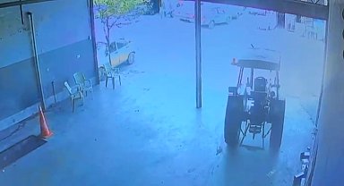 Tamirhanede el freni çekilmeyen traktör yola çıktı; o anlar kamerada