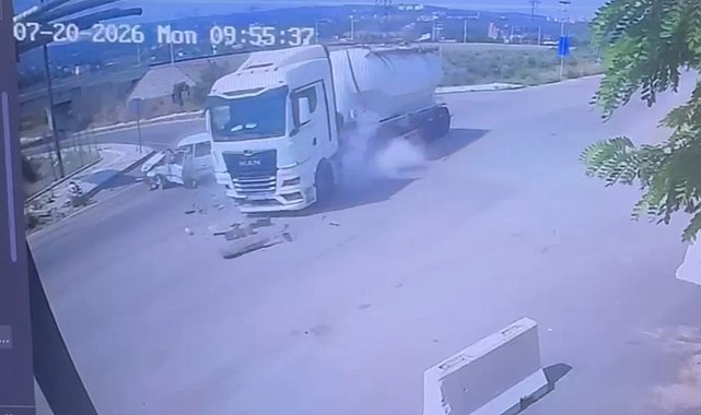 Tanker ile otomobilin çarpıştığı kaza kamerada; 2 yaralı
