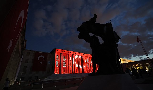 TBMM binasına 15 Temmuz'un 10'uncu yılında şehitlerin fotoğrafı yansıtıldı