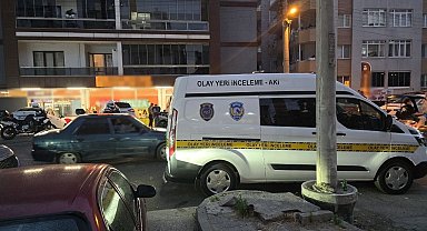 Tekerlekli sandalyeye bağımlı eşi balkondan yardım istedi; boğazında kesiyle banyoda ölü bulundu