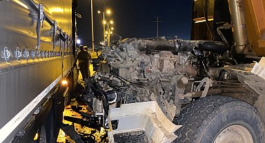 TIR'la çarpışan hafriyat kamyonun kupa kısmı koptu, şoförü yaralandı