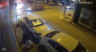 Trafik polisinin önünde motosiklet ile otomobil çarpıştı: O anlar kamerada