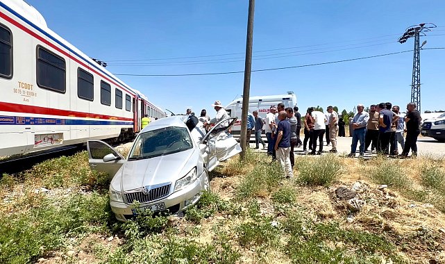 Tren, hemzemin geçitte otomobile çarptı: 3 yaralı