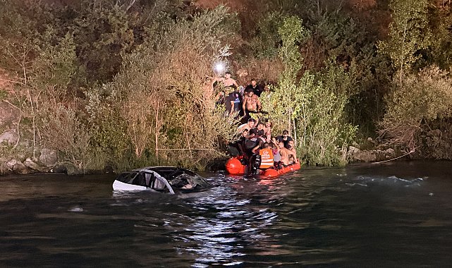 Tunceli'de otomobil takla atıp Munzur Nehri'ne düştü: 2 yaralı