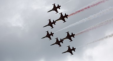 Türk Yıldızları'ndan Artvin'de gösteri uçuşu