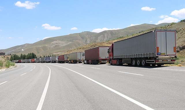 Türkiye-İran sınırında 12 kilometrelik TIR kuyruğu
