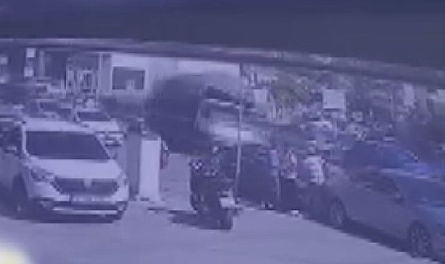 Tuzla'da malzeme yüklü kamyonet yola devrildi: kaza kamerada