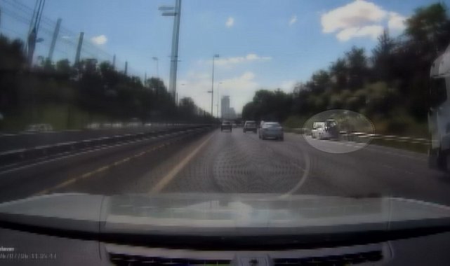 Üsküdar'da emniyet şeridinde duran otomobile motosiklet çarptı; kaza kamerada