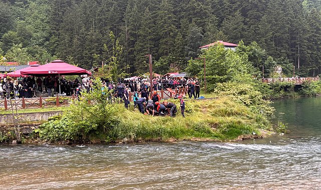 Uzungöl'de göle düşen turisti kurtarmak isteyen 2 kişi boğulma tehlikesi geçirdi; turistin cesedine ulaşıldı