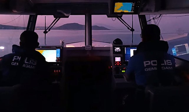 Van Gölü'nde mahsur kalan 7 kişiyi, deniz polisi kurtardı