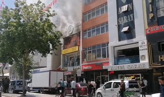 Van'da iş yerinde yangın; çatıya çıkan 2 kişi kurtarıldı