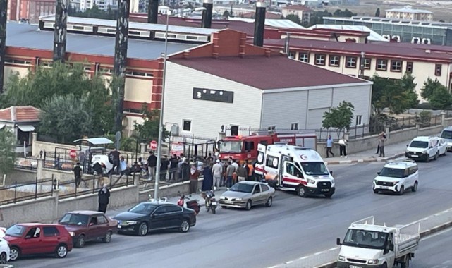 Virajı alamayan otomobil üniversite bahçesine çarptı