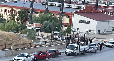 Virajı alamayan otomobil üniversite bahçesine çarptı