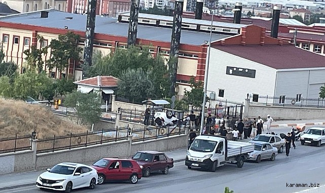 Virajı alamayan otomobil üniversite bahçesine çarptı