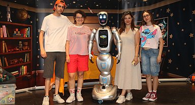 Yapay zeka destekli robot, çocuk tiyatrosunda sahneye çıktı
