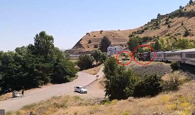 Yolcu treni hemzemin geçitte otomobile çarptı; kaza kamerada