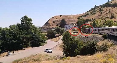 Yolcu treni hemzemin geçitte otomobile çarptı; kaza kamerada