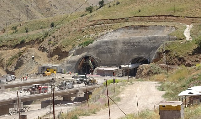 Yüksekova'da 4 bin 566 metrelik T2 tüneli hızla tamamlanıyor