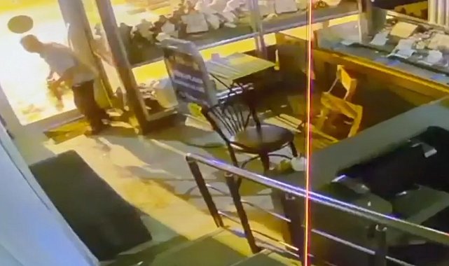 Yürümekte zorlanan şüpheli, kapının camını kırdığı iş yerindeki imitasyon takıları çaldı