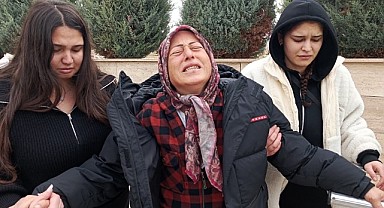 Anneye en acı görev. Öldürülen kızının tabutunu omuzunda taşıdı